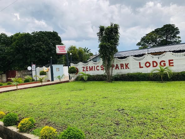 Zemics Park Lodge entrance and lawn